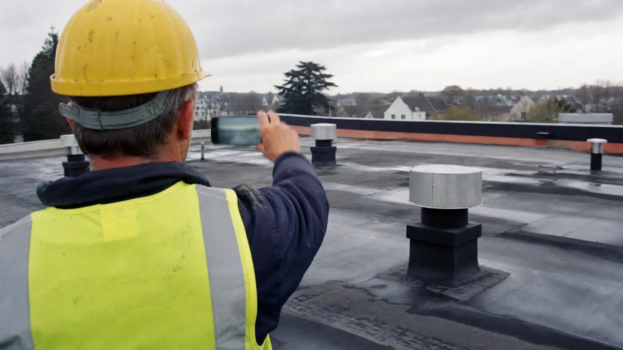 Illustration : rapport de chantier photographié depuis un toit-terrasse