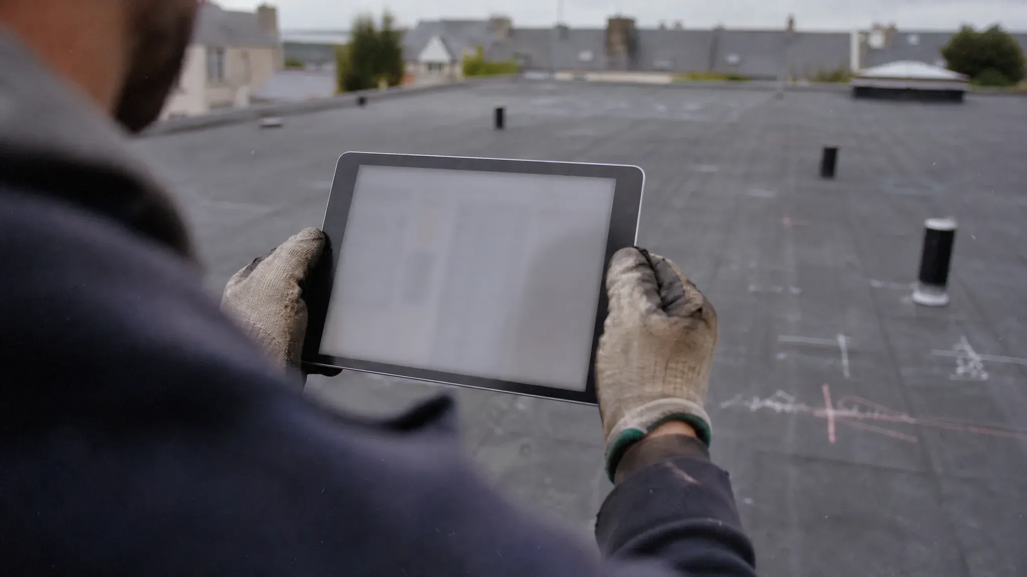 Illustration : saisie d’un devis d’étanchéité sur tablette, directement sur le toit